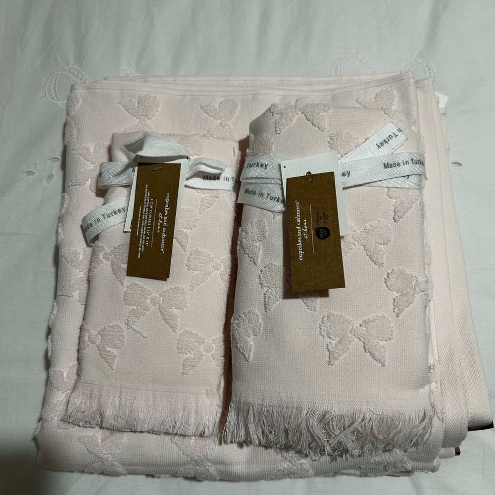 Bow towels